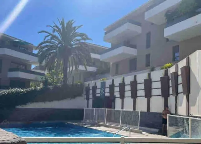 Super Avec Piscine Apartmán *